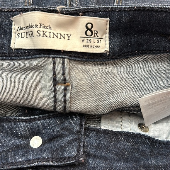 Abercrombie & Fitch super skinny ripped knee jeans. Size 8R w 29 l 31 - Picture 6 of 6